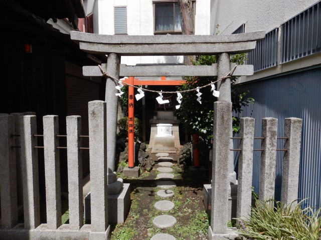 薬師神社の隣には稲荷神社