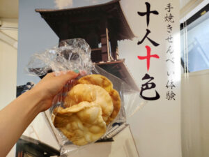 川越の「十人十色」で手焼きせんべい体験に参加してみた!