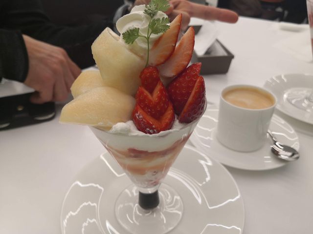 桃ととちおとめ苺のパフェ