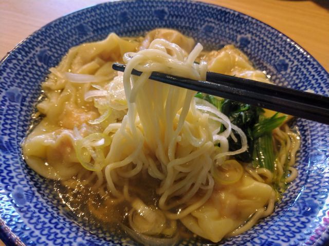 鶏だし海老雲呑麺