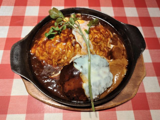 とろーり卵のデミグラスハンバーグオムライス