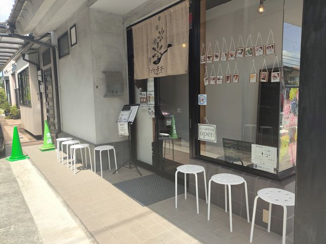 順番待ち用の丸椅子