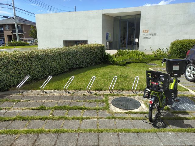 ヤオコー美術館 駐輪場