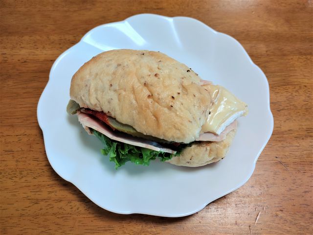 カントリーローストハムとブリーチーズのカスクルート