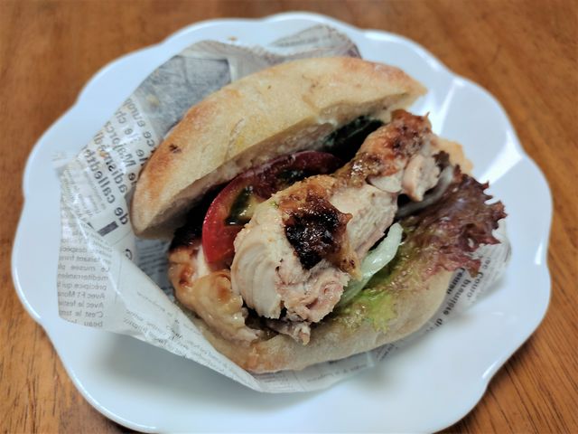 ハニーマスタードチキンのチャパタサンド