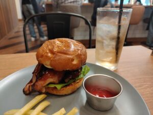 本川越駅近くにオープン！「Bull's 川越店」でハンバーガーを実食