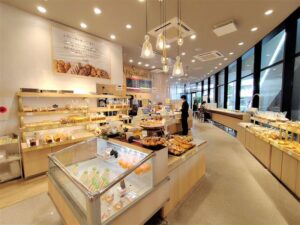 川越ユープレイスの「Bakery&Cafe Angela with R.O.STAR」は100種類以上のパンが揃うベーカリー
