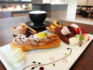 川越「CAFE&SPACE NANAWATA」色とりどりのエクレアが楽しめるカフェ