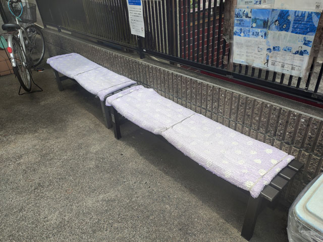 池田屋本店のベンチ