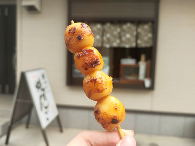 都屋 横丁の焼きだんご