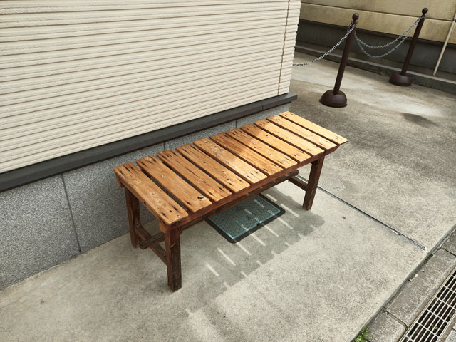 都屋のベンチ