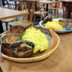 川越「negombo33」人気店の本格スパイスカレーを3種盛りで楽しめる！