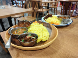 川越「negombo33」人気店の本格スパイスカレーを3種盛りで楽しめる！