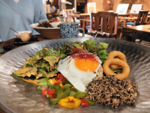 川越「茶房's」千円で楽しめるエスニックランチ！大皿ガパオライスが絶品です