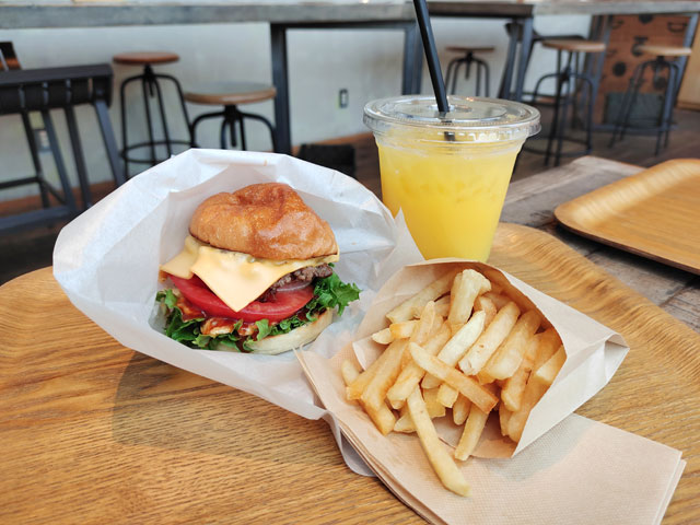 サンドイッチパーラー楽楽のガチ盛りチーズバーガー