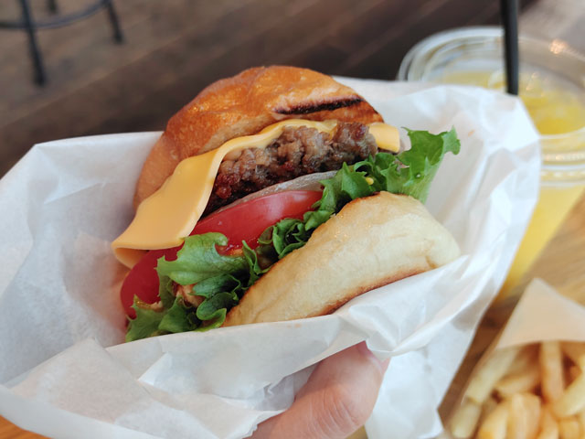 ガチ盛りチーズバーガー