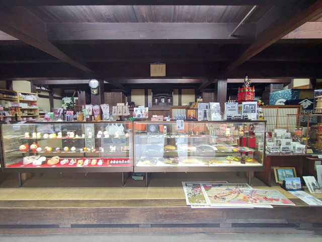 小松屋民芸店の店内