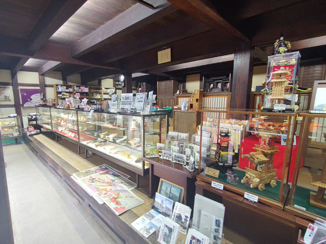 小松屋民芸店の店内