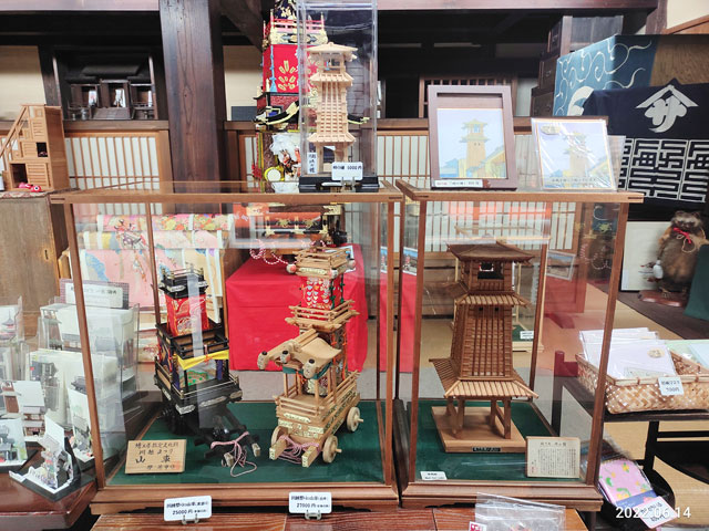 小松屋民芸店の山車の展示
