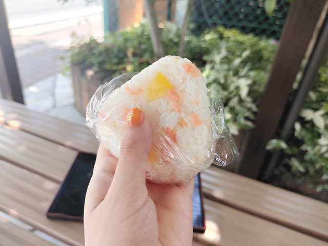 フクフクスタンドのさけ塩レモンおむすび