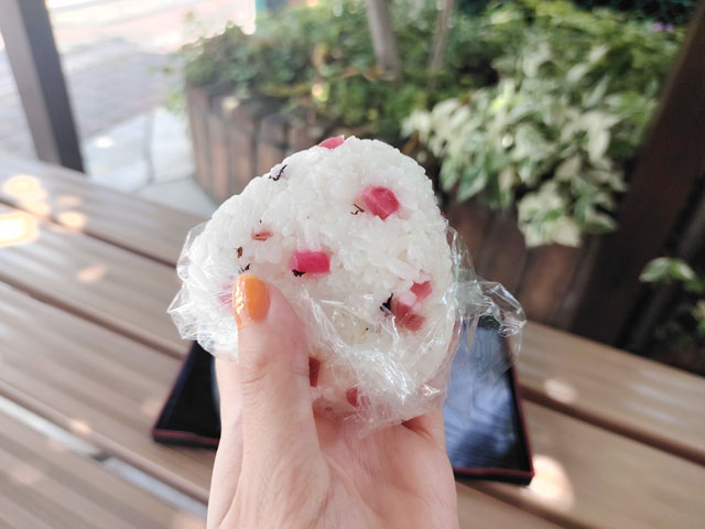 フクフクスタンドの梅おむすび