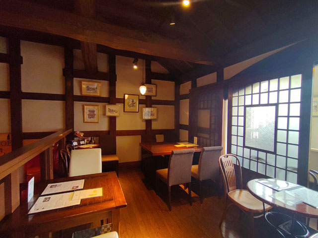 アートカフェエレバートの店内