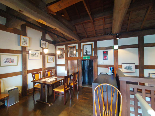 アートカフェエレバートの店内