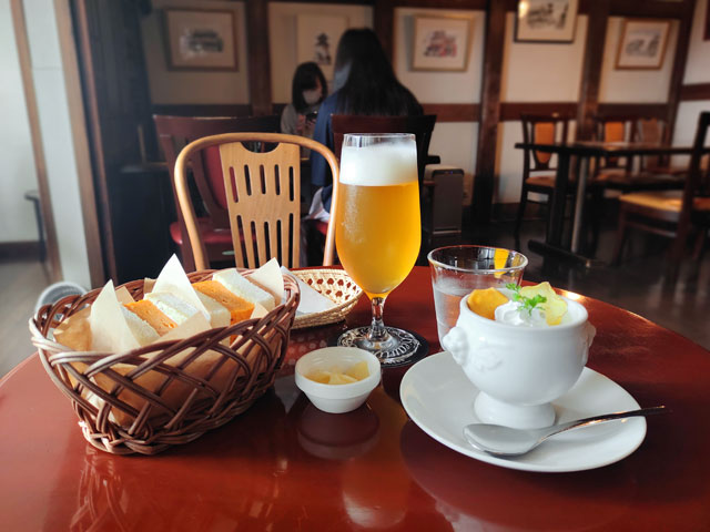 アートカフェエレバートのビールとランチ