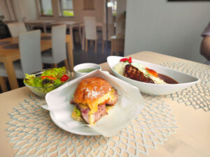 GRILL&DINING 32│肉料理が美味しいレストラン！ロコモコ丼とポークサンドのランチを実食