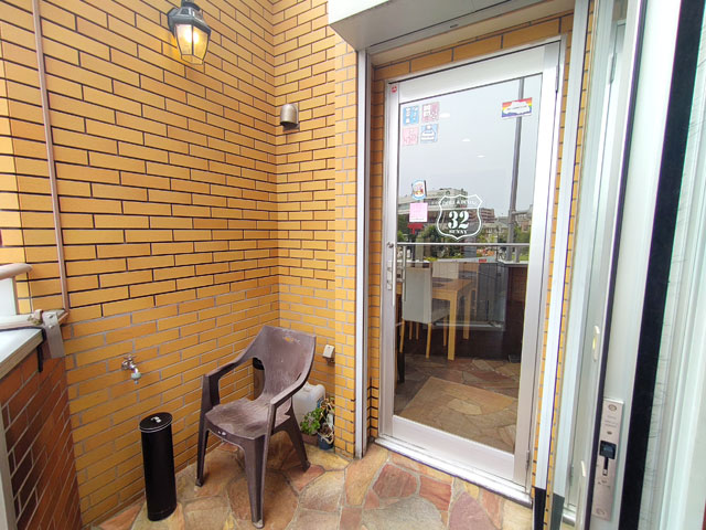 GRILL&DINING32の入口