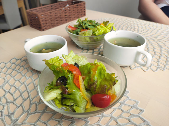 GRILL&DINING32のスープとサラダ