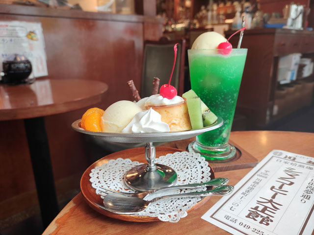 シマノコーヒー大正館のプリンとクリームソーダ