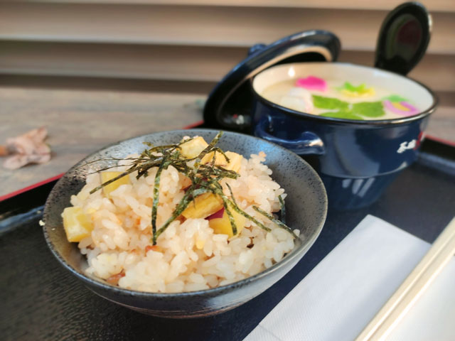 茶碗蒸しと炊き込みご飯のセット
